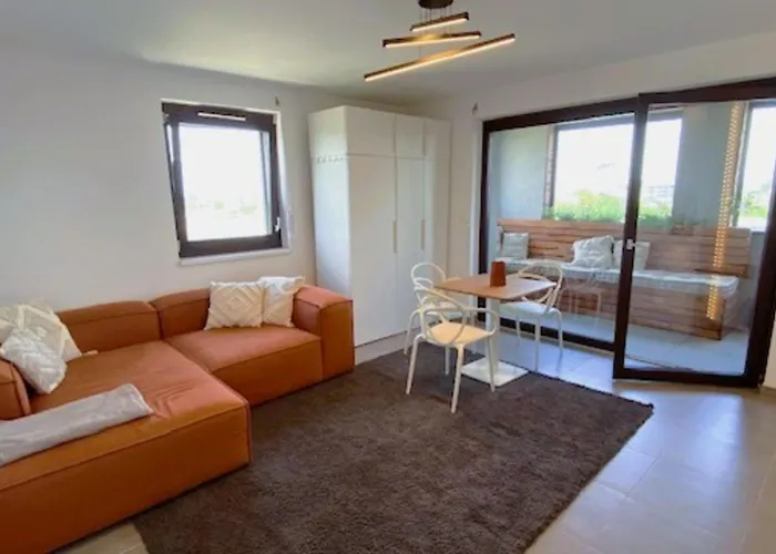 Apartment For 2 Easy Access And Great Views!